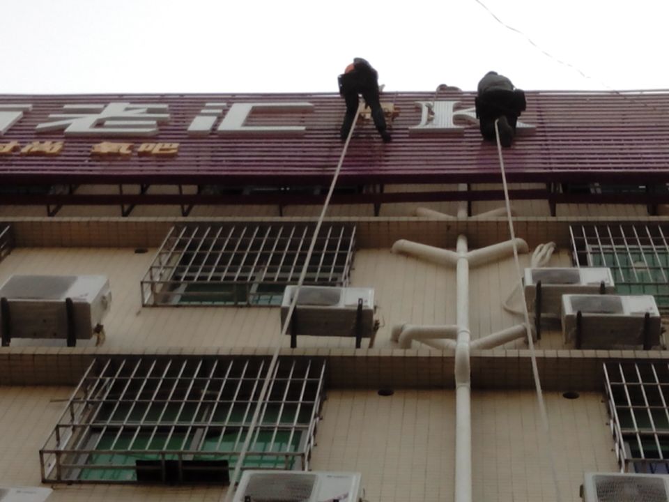 百老匯側面LED廣告招牌施工現場(chǎng)圖