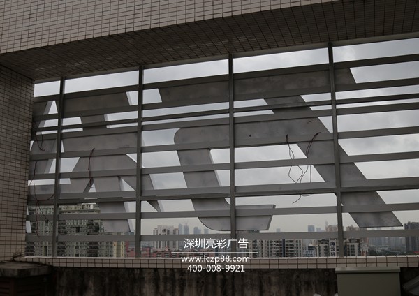 帶鋼結構的發(fā)光字安裝