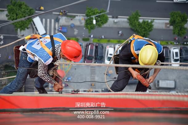 發(fā)光標識高空施工,大型廣告牌高空安裝現場(chǎng)_深圳亮彩